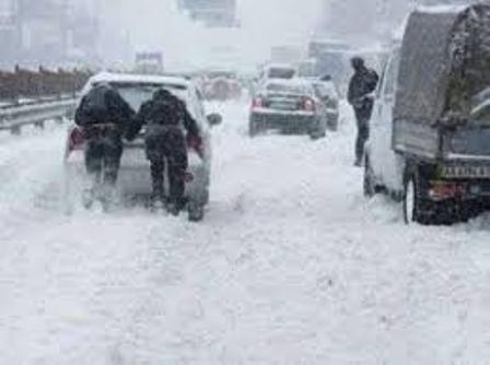 Azərbaycanda güclü qar yolu bağladı